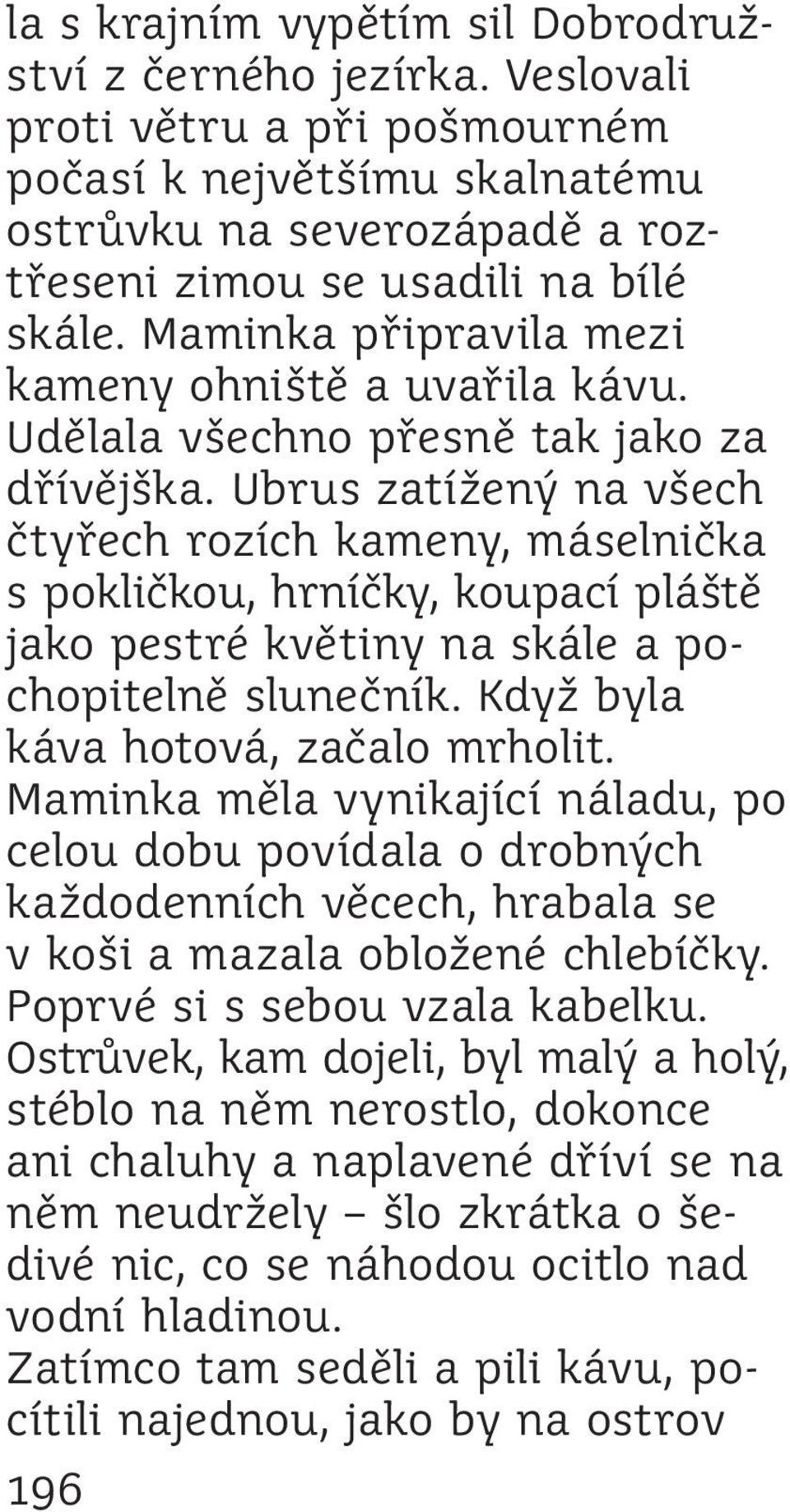 Ubrus zatížený na všech čtyřech rozích kameny, máselnička s pokličkou, hrníčky, koupací pláště jako pestré květiny na skále a pochopitelně slunečník. Když byla káva hotová, začalo mrholit.