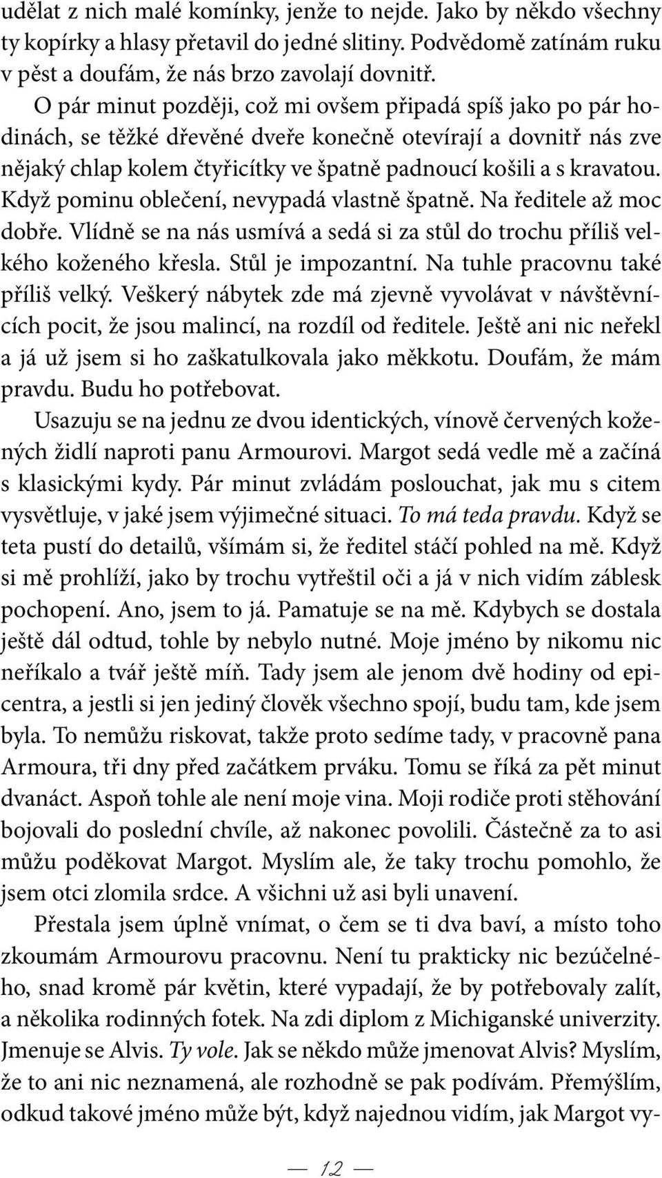 Když pominu oblečení, nevypadá vlastně špatně. Na ředitele až moc dobře. Vlídně se na nás usmívá a sedá si za stůl do trochu příliš velkého koženého křesla. Stůl je impozantní.