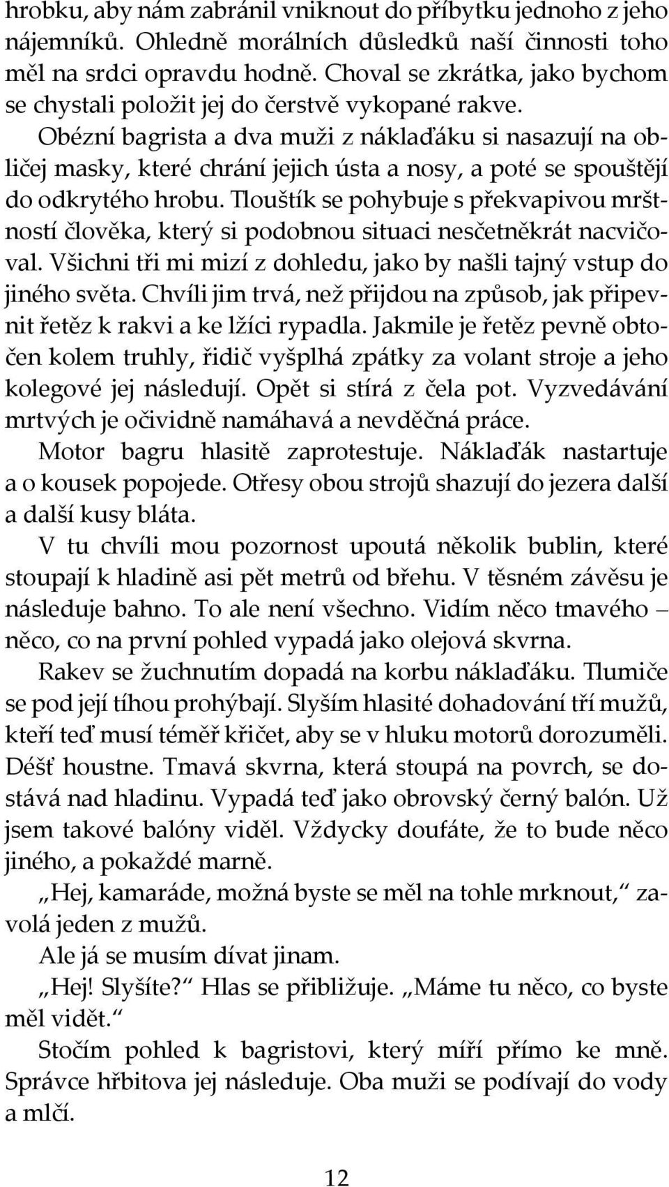 Obézní bagrista a dva muži z náklaďáku si nasazují na obličej masky, které chrání jejich ústa a nosy, a poté se spouštějí do odkrytého hrobu.