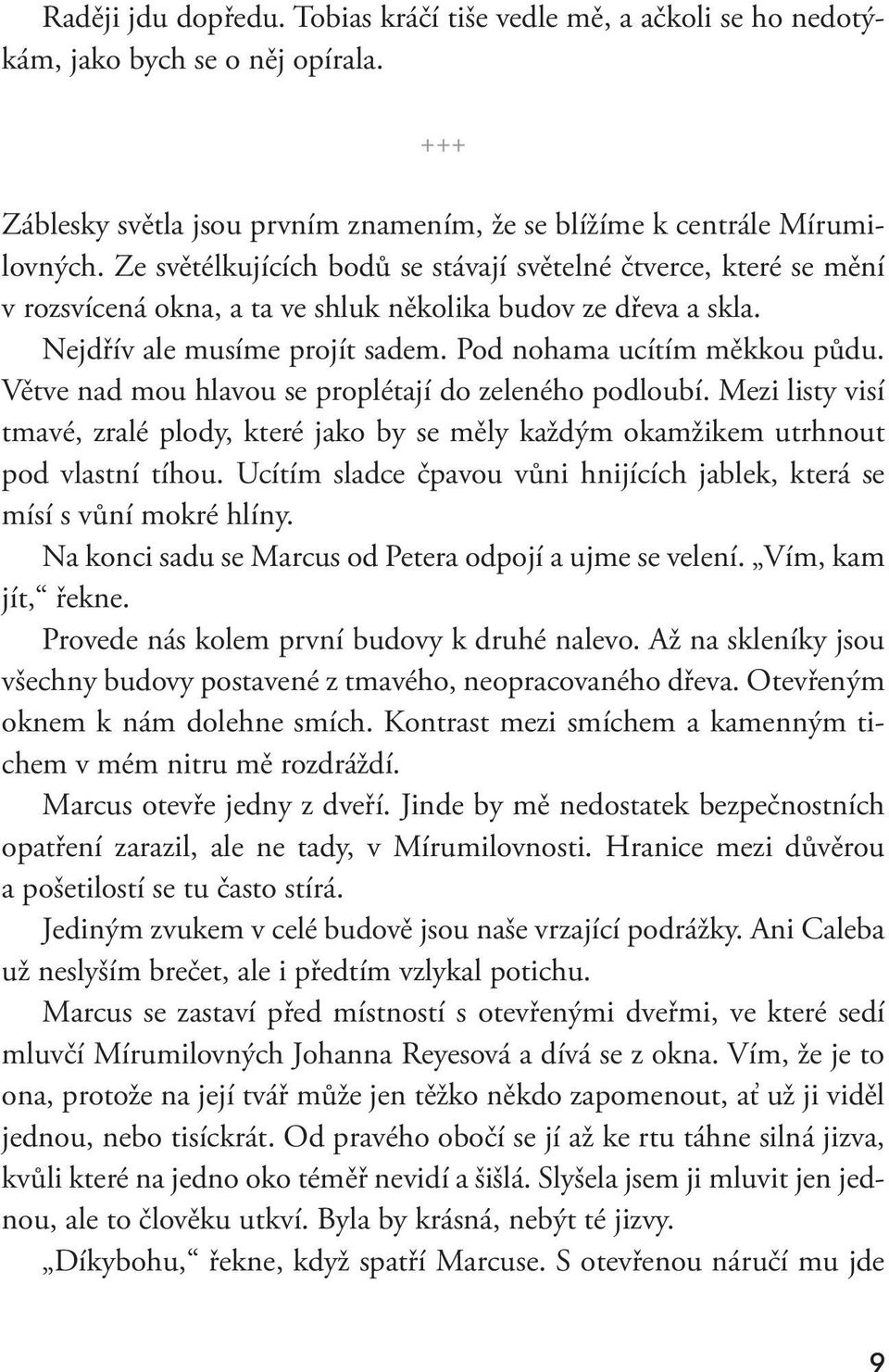 Větve nad mou hlavou se proplétají do zeleného podloubí. Mezi listy visí tmavé, zralé plody, které jako by se měly každým okamžikem utrhnout pod vlastní tíhou.