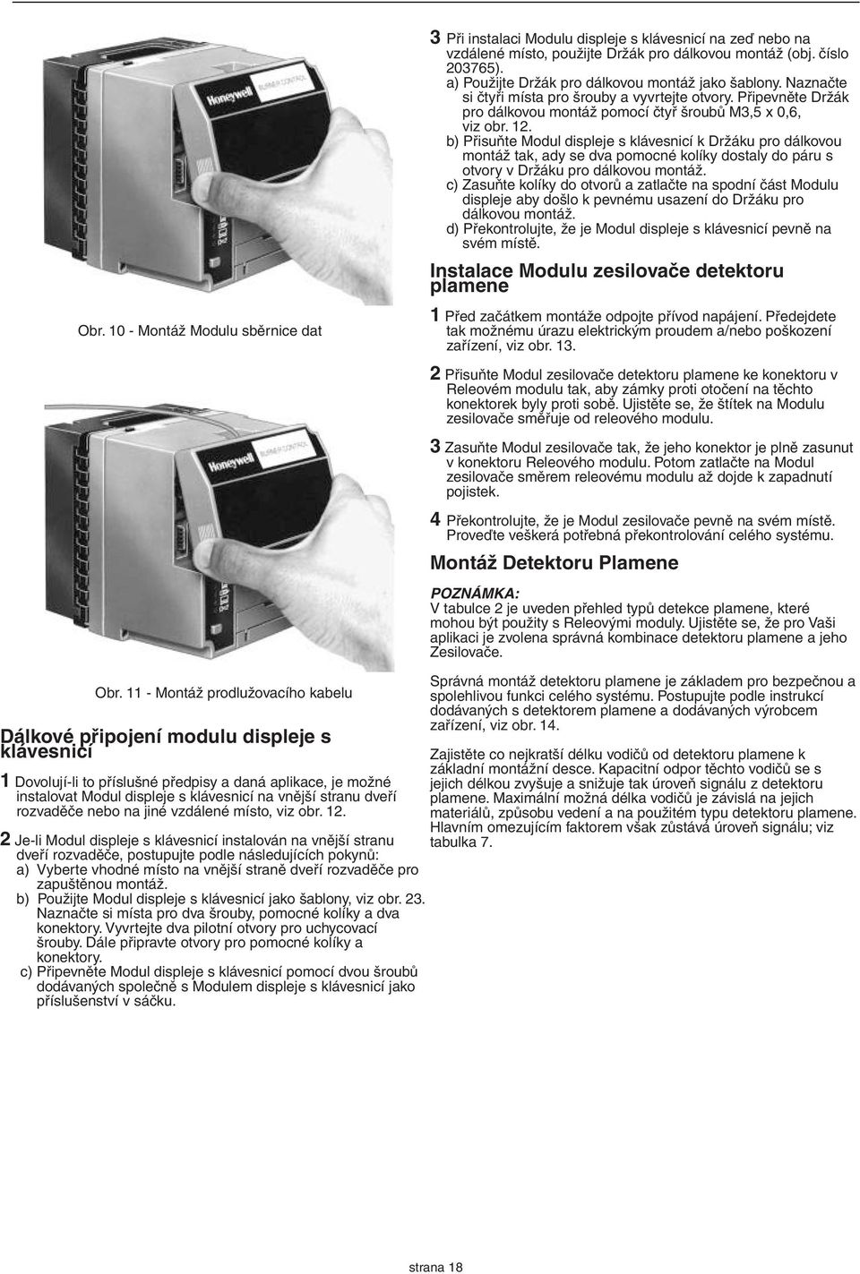 . b) Přisuňte Modul displeje s klávesnicí k Držáku pro dálkovou montáž tak, ady se dva pomocné kolíky dostaly do páru s otvory v Držáku pro dálkovou montáž.