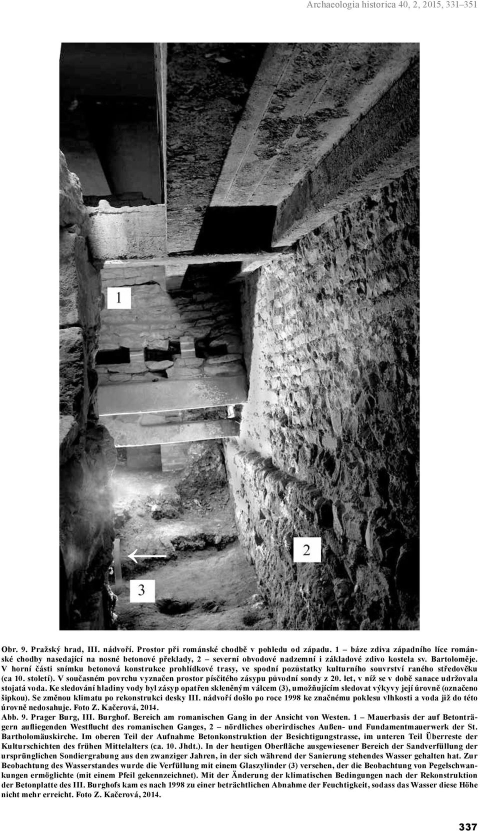 V horní části snímku betonová konstrukce prohlídkové trasy, ve spodní pozůstatky kulturního souvrství raného středověku (ca 10. století).