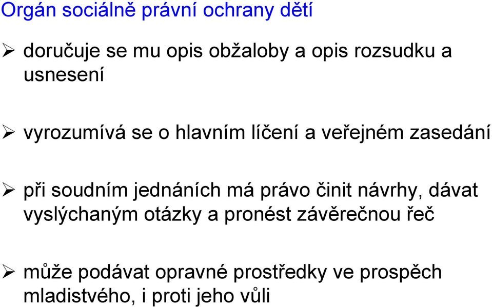 soudním jednáních má právo činit návrhy, dávat vyslýchaným otázky a pronést