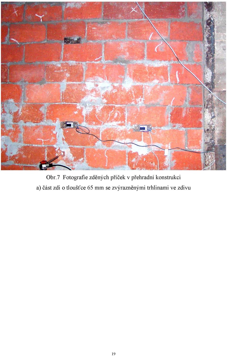 a) část zdi o tloušťce 65 mm