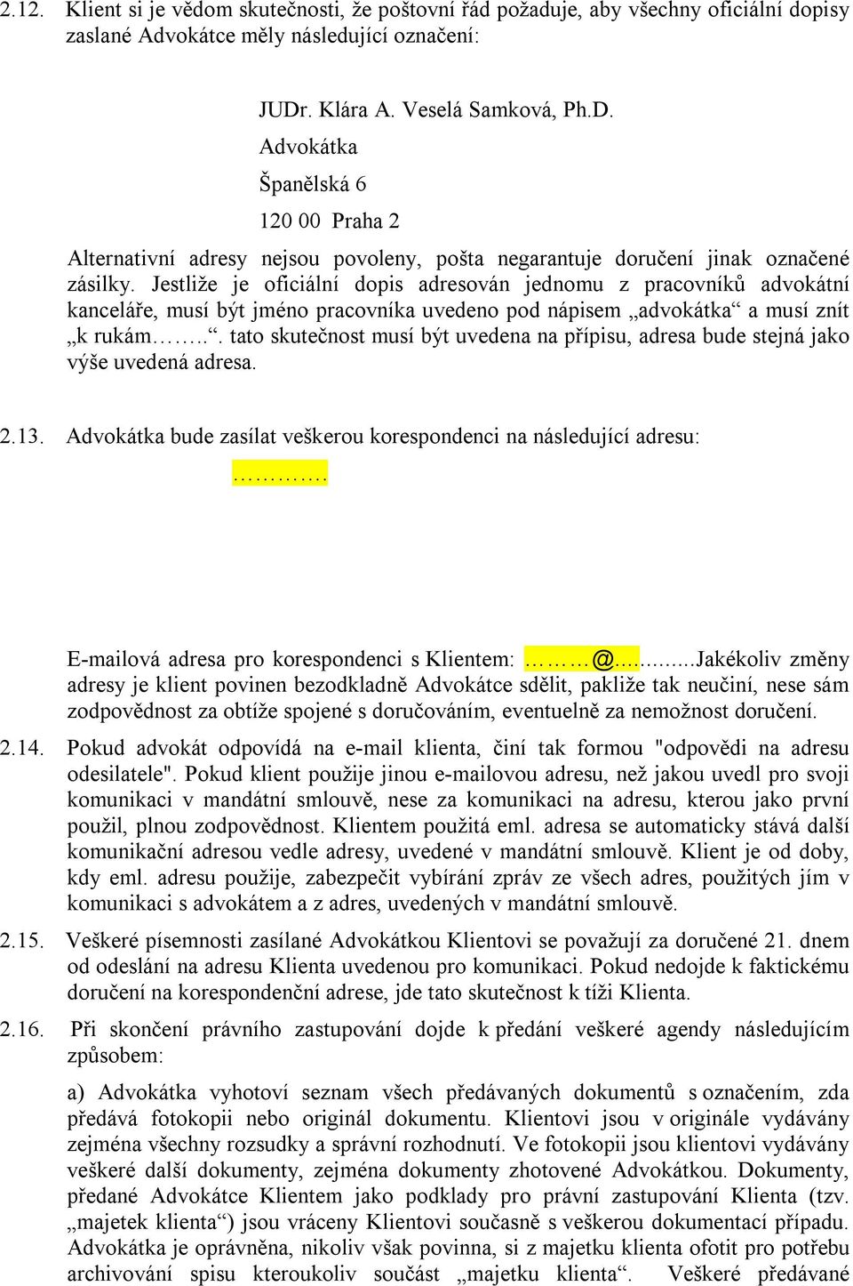 Jestliže je oficiální dopis adresován jednomu z pracovníků advokátní kanceláře, musí být jméno pracovníka uvedeno pod nápisem advokátka a musí znít k rukám.