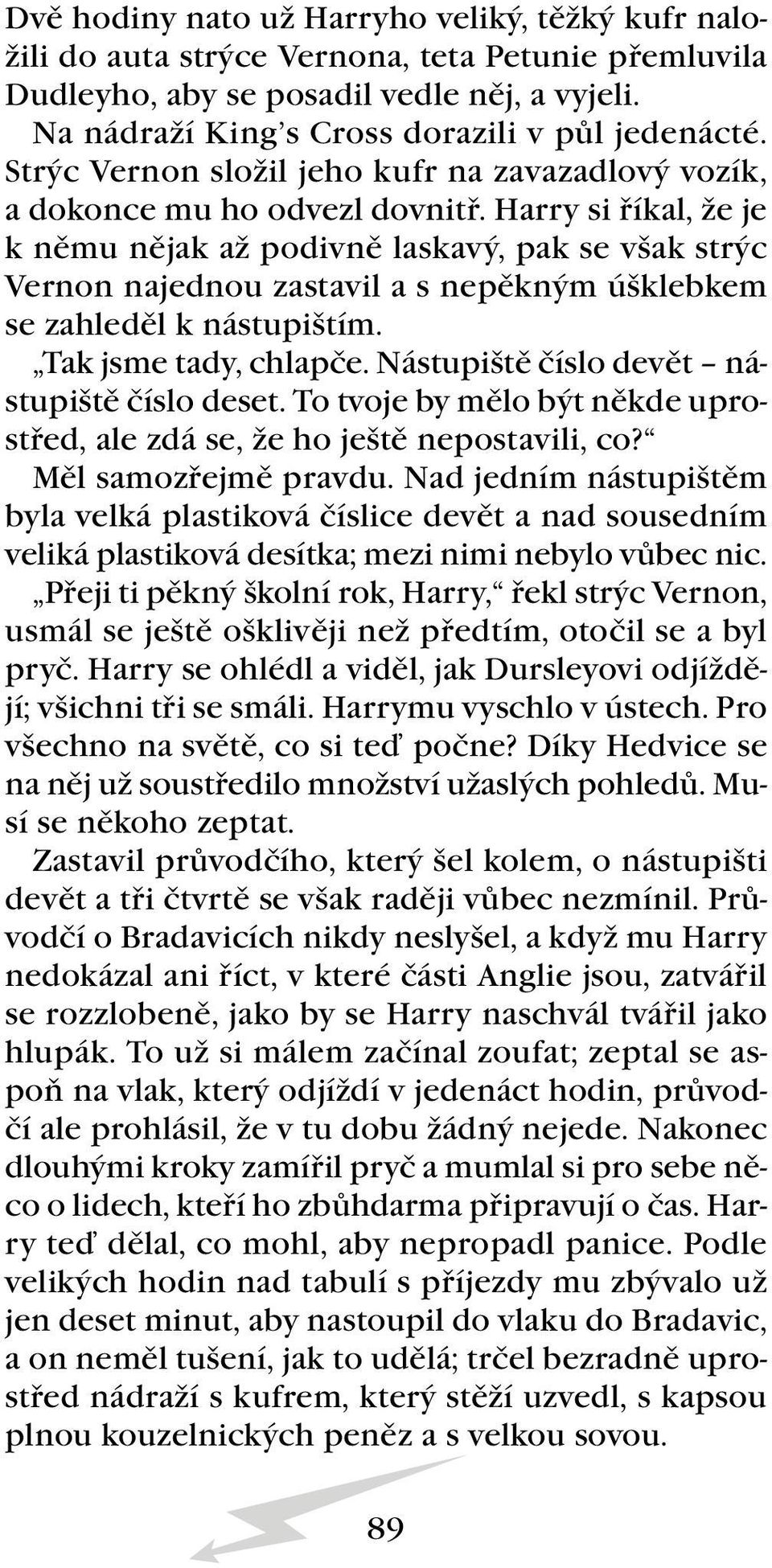 Harry si říkal, že je k němu nějak až podivně laskavý, pak se však strýc Vernon najednou zastavil a s nepěkným úšklebkem se zahleděl k nástupištím. Tak jsme tady, chlapče.