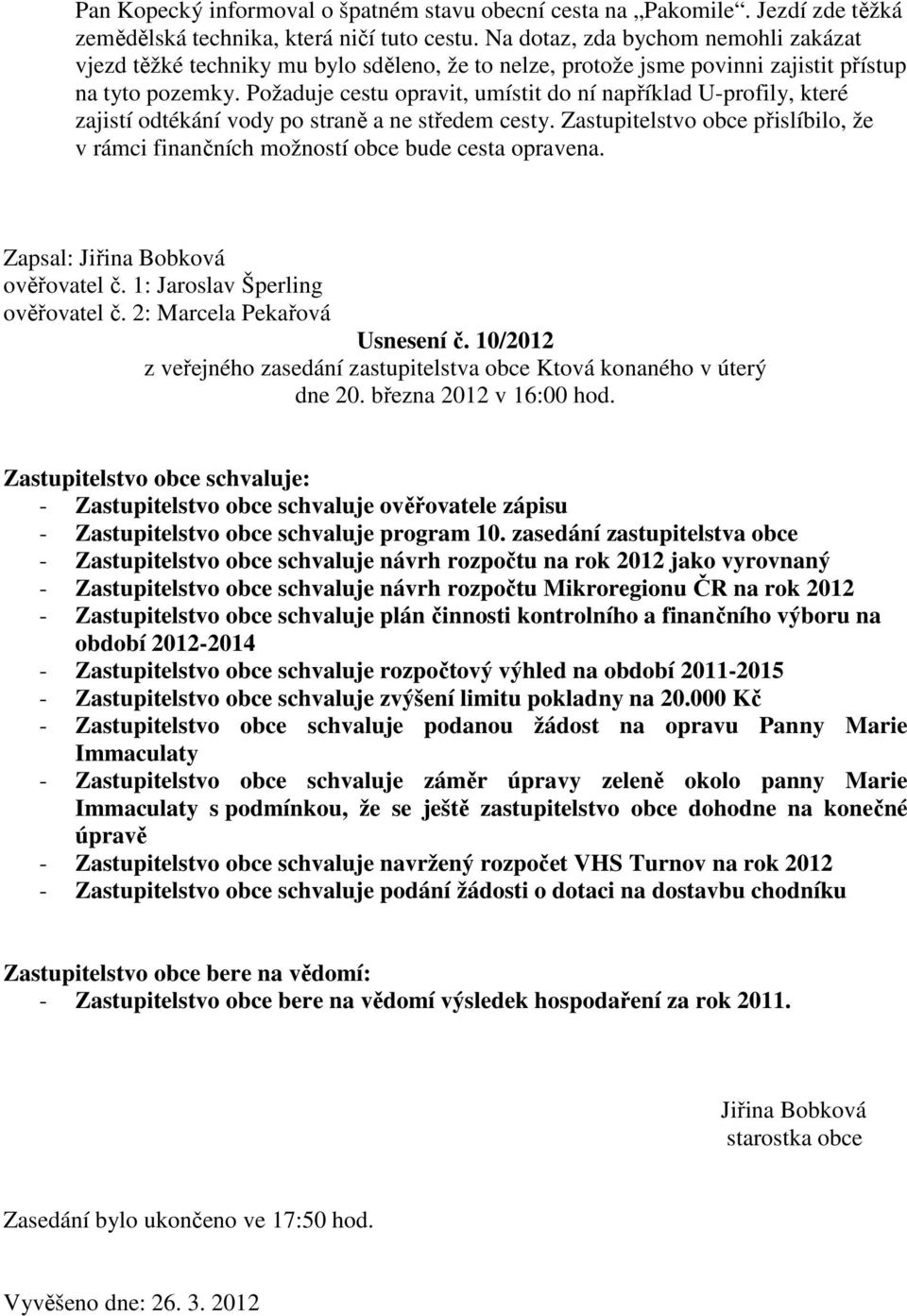 Požaduje cestu opravit, umístit do ní například U-profily, které zajistí odtékání vody po straně a ne středem cesty.