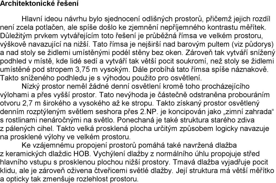 Tato římsa je nejširší nad barovým pultem (viz půdorys) a nad stoly se židlemi umístěnými podél stěny bez oken.
