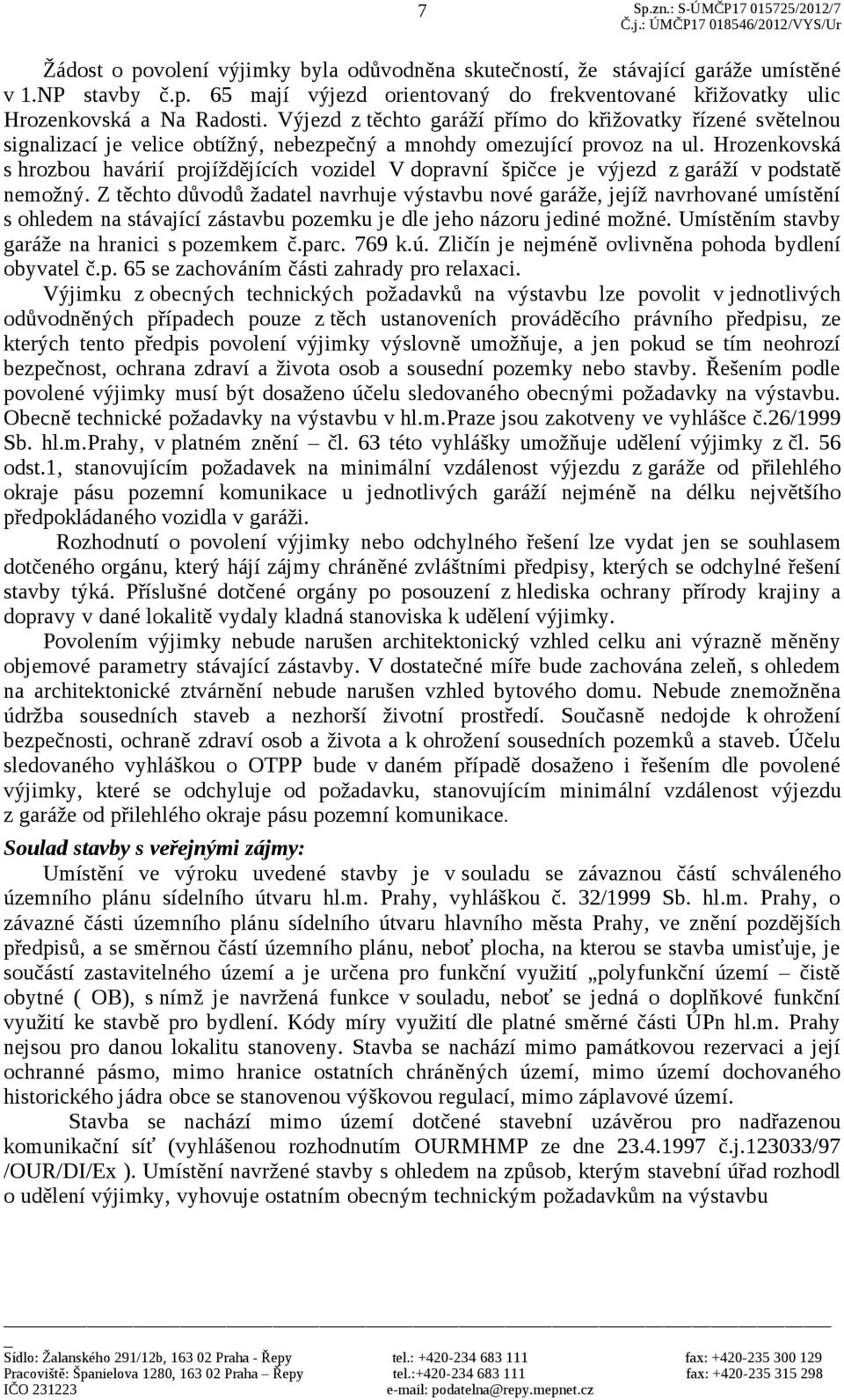 Hrozenkovská s hrozbou havárií projíždějících vozidel V dopravní špičce je výjezd z garáží v podstatě nemožný.