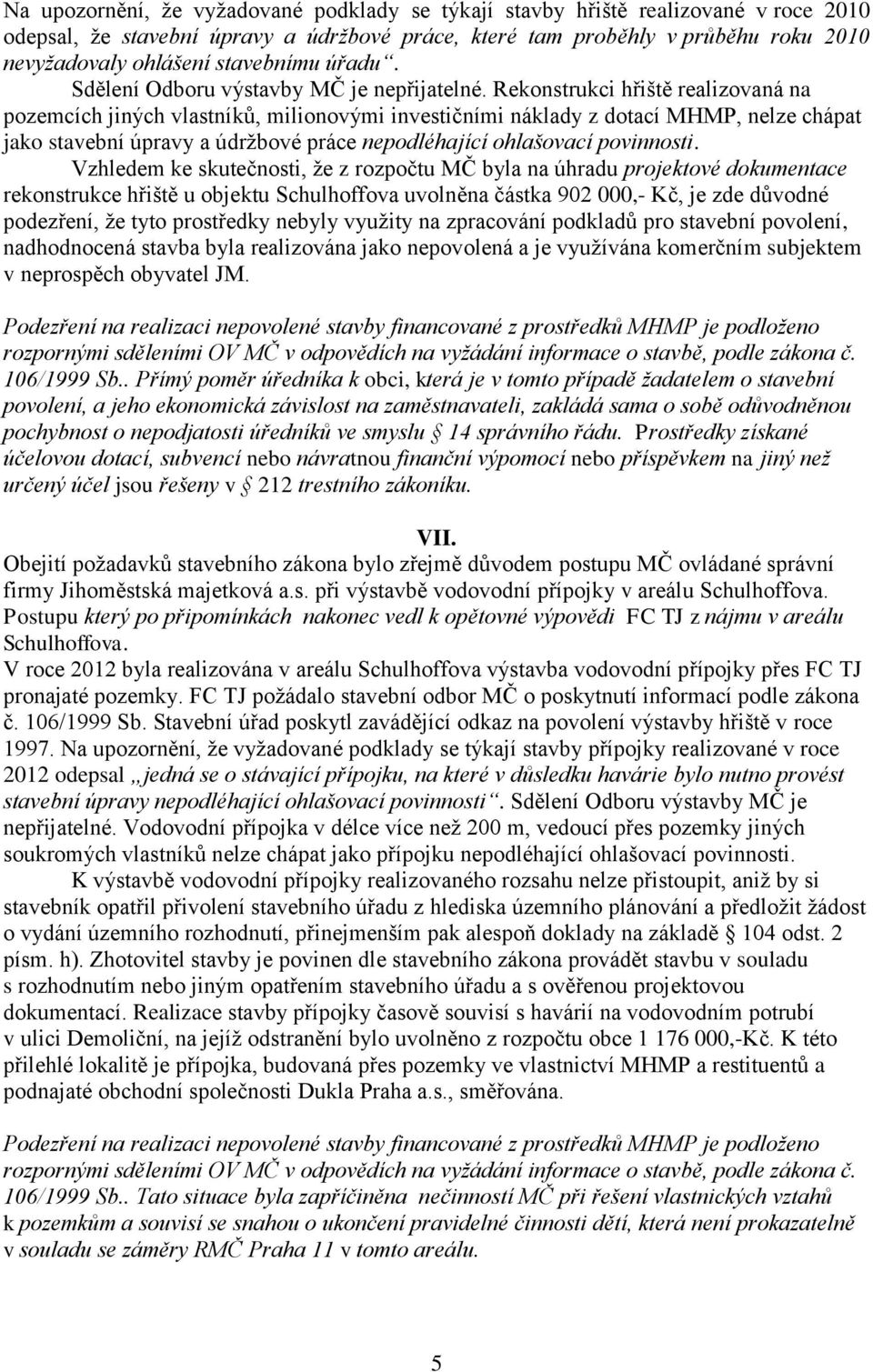 Rekonstrukci hřiště realizovaná na pozemcích jiných vlastníků, milionovými investičními náklady z dotací MHMP, nelze chápat jako stavební úpravy a údržbové práce nepodléhající ohlašovací povinnosti.