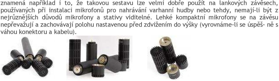 nejrůznějších důvodů mikrofony a stativy viditelné.