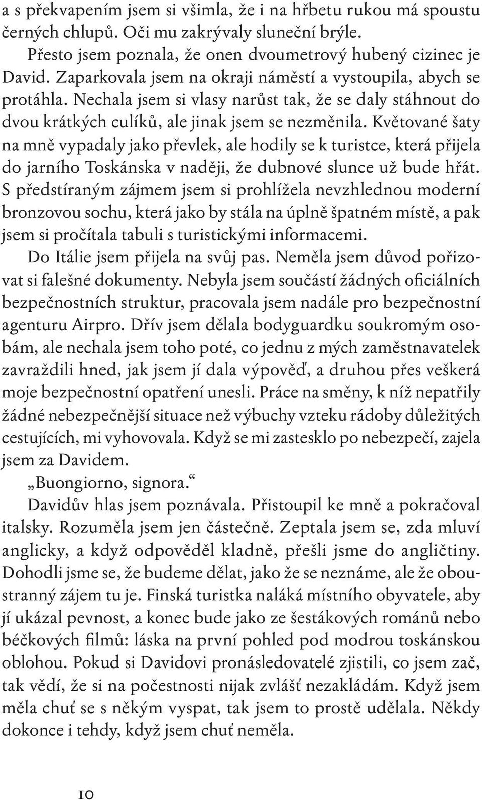 Květované šaty na mně vypadaly jako převlek, ale hodily se k turistce, která přijela do jarního Toskánska v naději, že dubnové slunce už bude hřát.