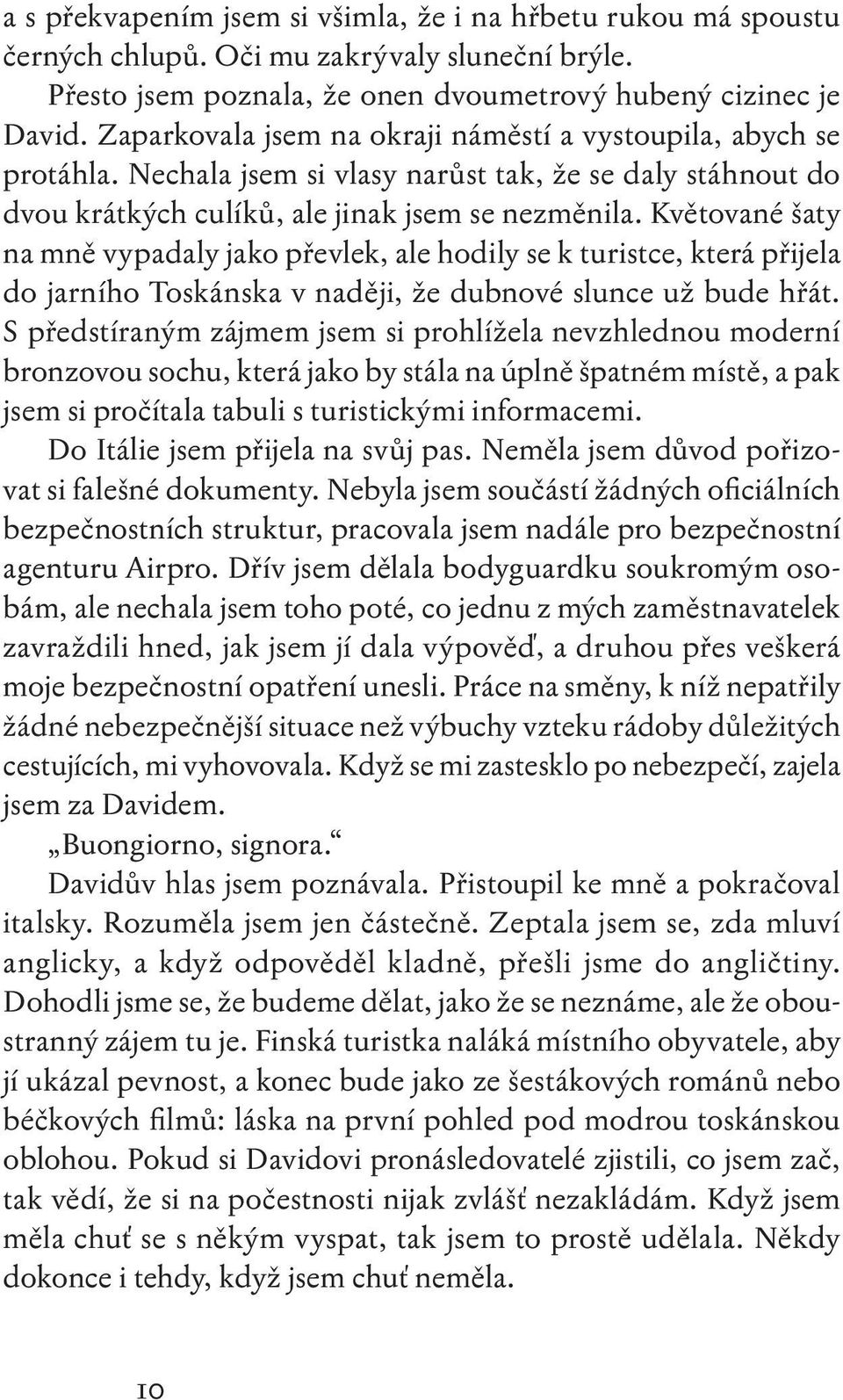 Květované šaty na mně vypadaly jako převlek, ale hodily se k turistce, která přijela do jarního Toskánska v naději, že dubnové slunce už bude hřát.