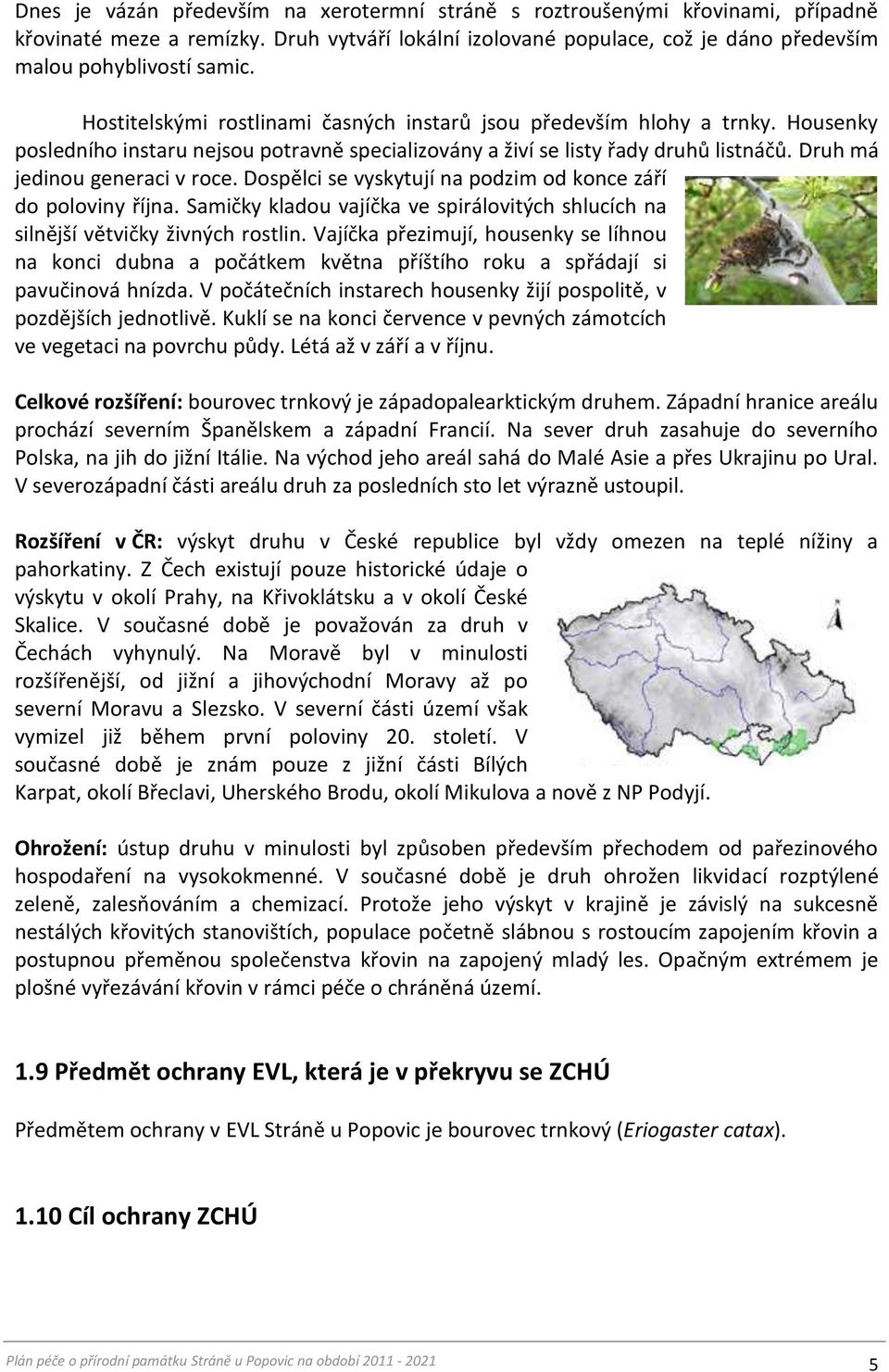 Dospělci se vyskytují na podzim od konce září do poloviny října. Samičky kladou vajíčka ve spirálovitých shlucích na silnější větvičky živných rostlin.