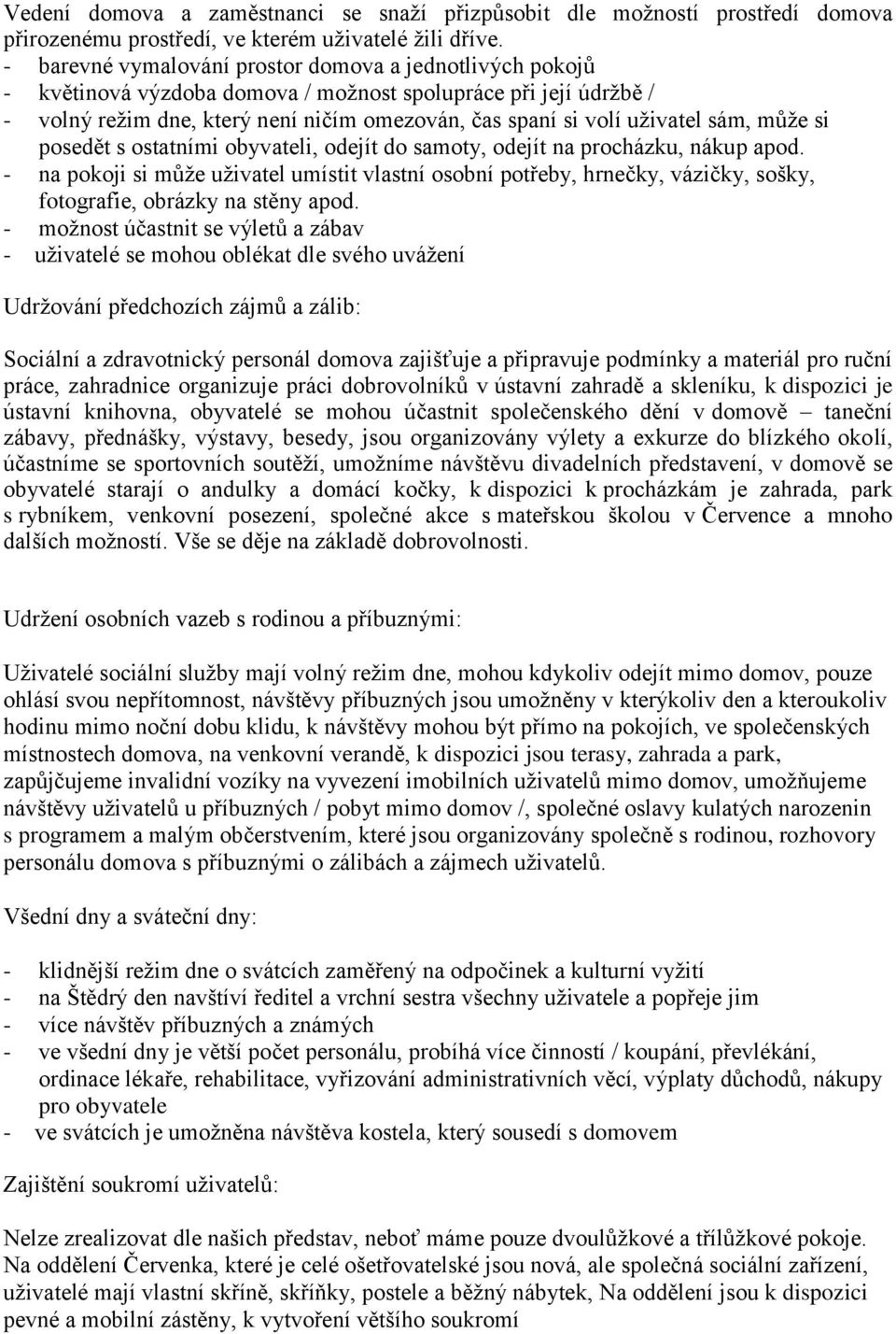 sám, může si posedět s ostatními obyvateli, odejít do samoty, odejít na procházku, nákup apod.