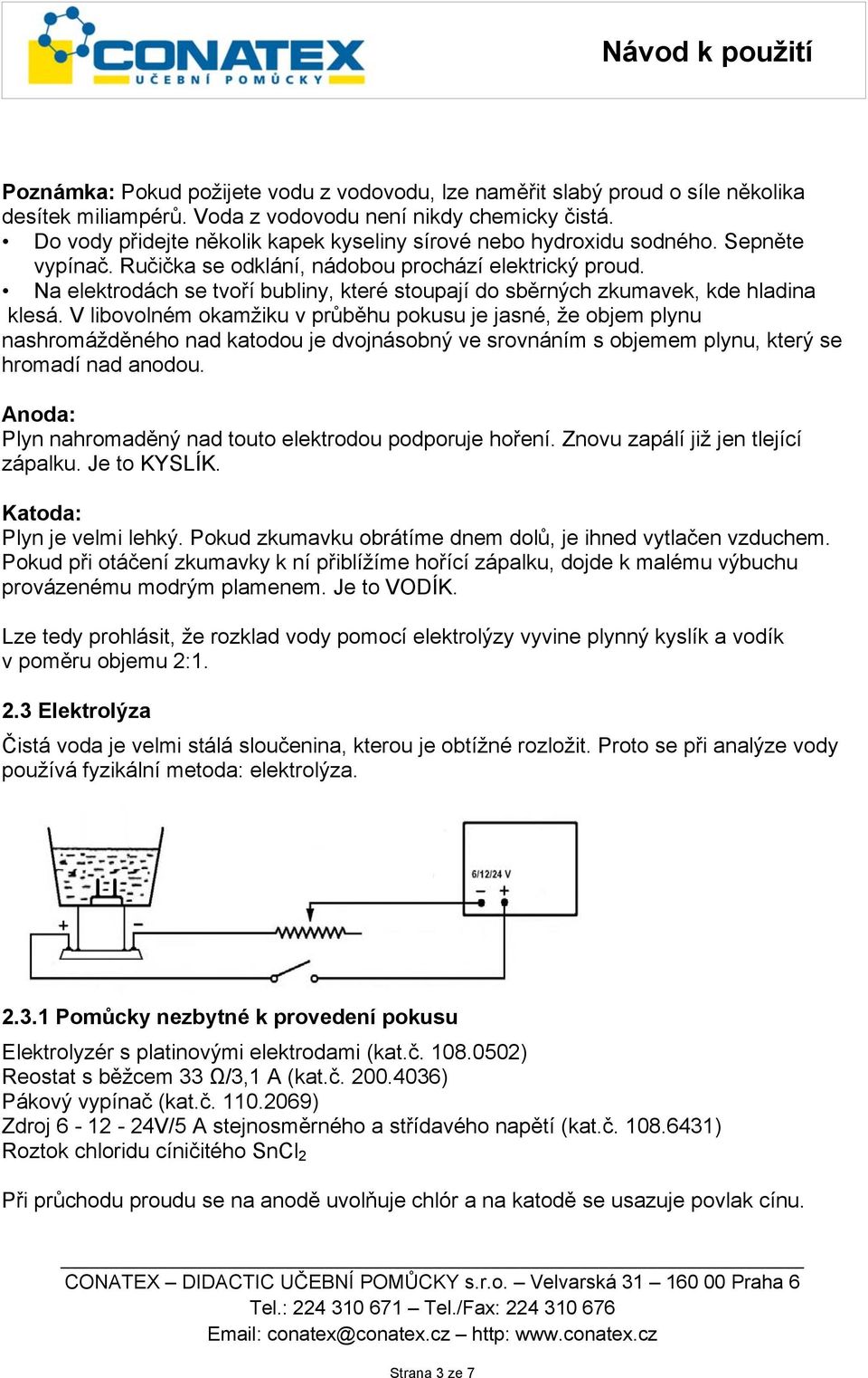 Na elektrodách se tvoří bubliny, které stoupají do sběrných zkumavek, kde hladina klesá.