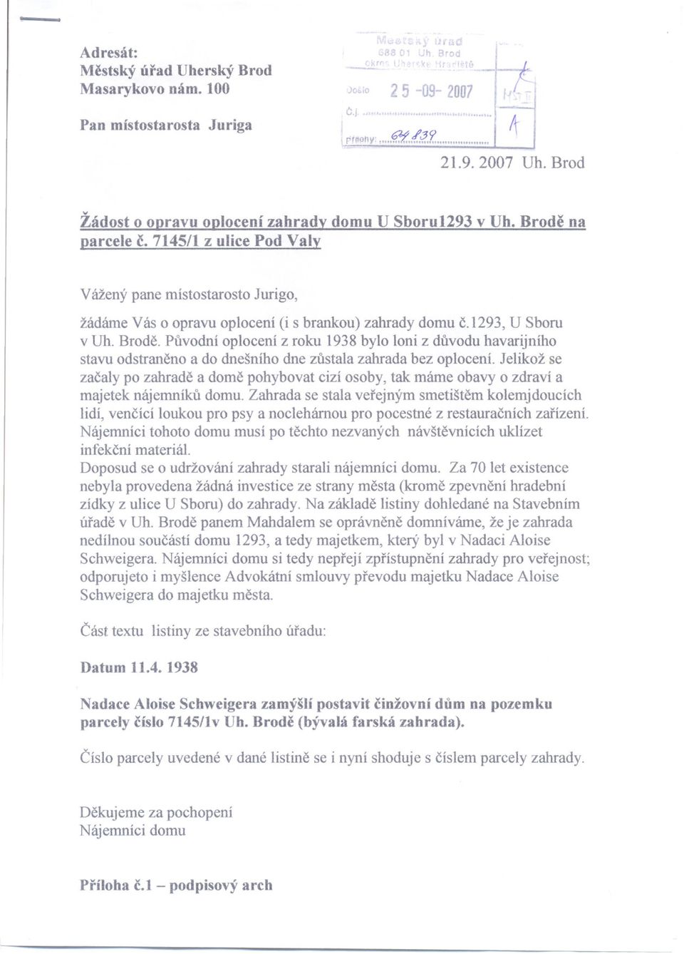 zahrady domu c1293 U Sboru v Uh Brode Puvodní oplocení z roku 1938 bylo loni z duvodu havarijního stavu odstraneno a do dnešního dne zustala zahrada bez oplocení Jelikož se zacaly po zahrade a dome