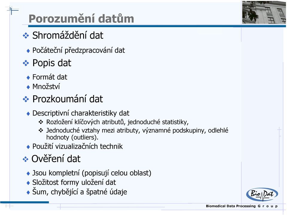 vztahy mezi atributy, významné podskupiny, odlehlé hodnoty (outliers).