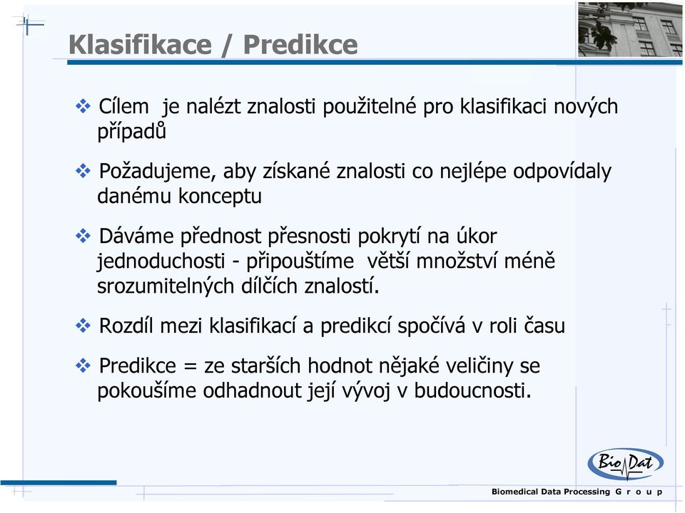 jednoduchosti - připouštíme větší množství méně srozumitelných dílčích znalostí.