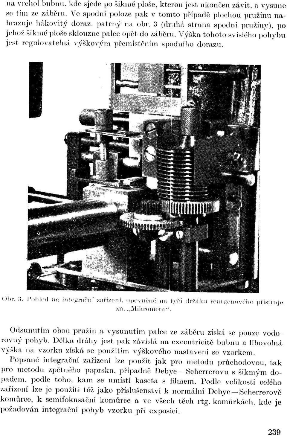 Pohled na intc^racm zařízení, upoviu.nó na tym držáku roneonového přístmjo zn.,,mikromot<r ť. Odsunutím obou pružin a vysunutím palce ze záběru získá se pouze vodorovný pohyb.