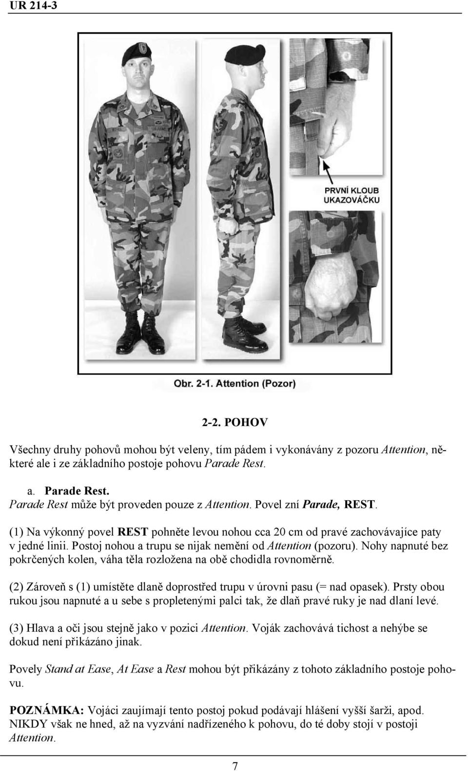 Nohy napnuté bez pokrčených kolen, váha těla rozložena na obě chodidla rovnoměrně. (2) Zároveň s (1) umístěte dlaně doprostřed trupu v úrovni pasu (= nad opasek).