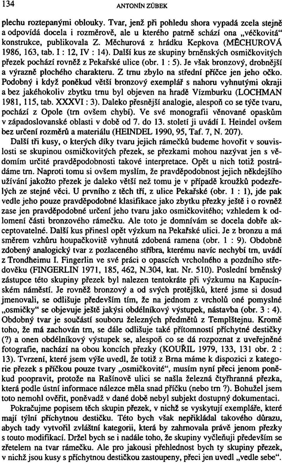 Je však bronzový, drobnější a výrazně plochého charakteru. Z trnu zbylo na střední příčce jen jeho očko.