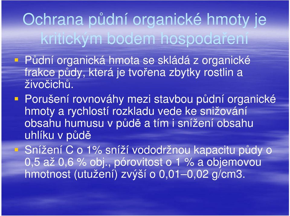 Porušení rovnováhy mezi stavbou půdní organické hmoty a rychlostí rozkladu vede ke snižování obsahu humusu v půdě