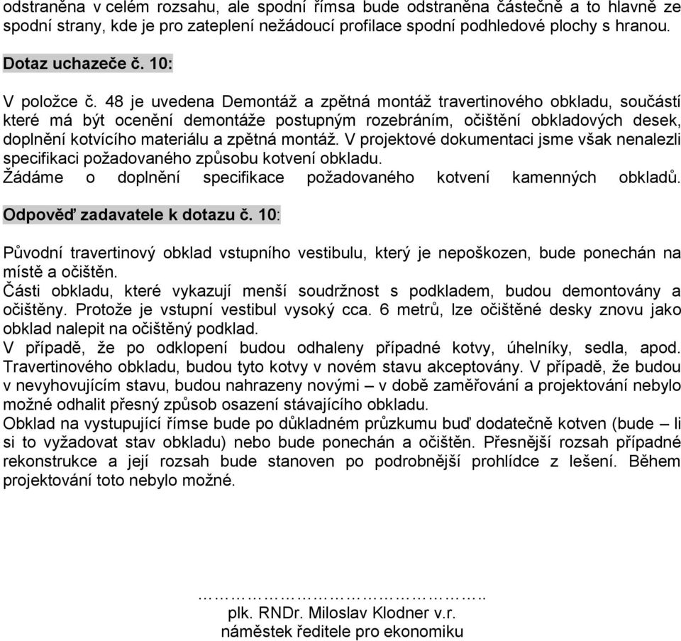 48 je uvedena Demontáž a zpětná montáž travertinového obkladu, součástí které má být ocenění demontáže postupným rozebráním, očištění obkladových desek, doplnění kotvícího materiálu a zpětná montáž.