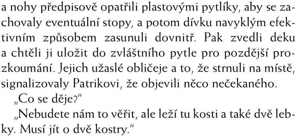 Pak zvedli deku a chtûli ji uloïit do zvlá tního pytle pro pozdûj í prozkoumání.