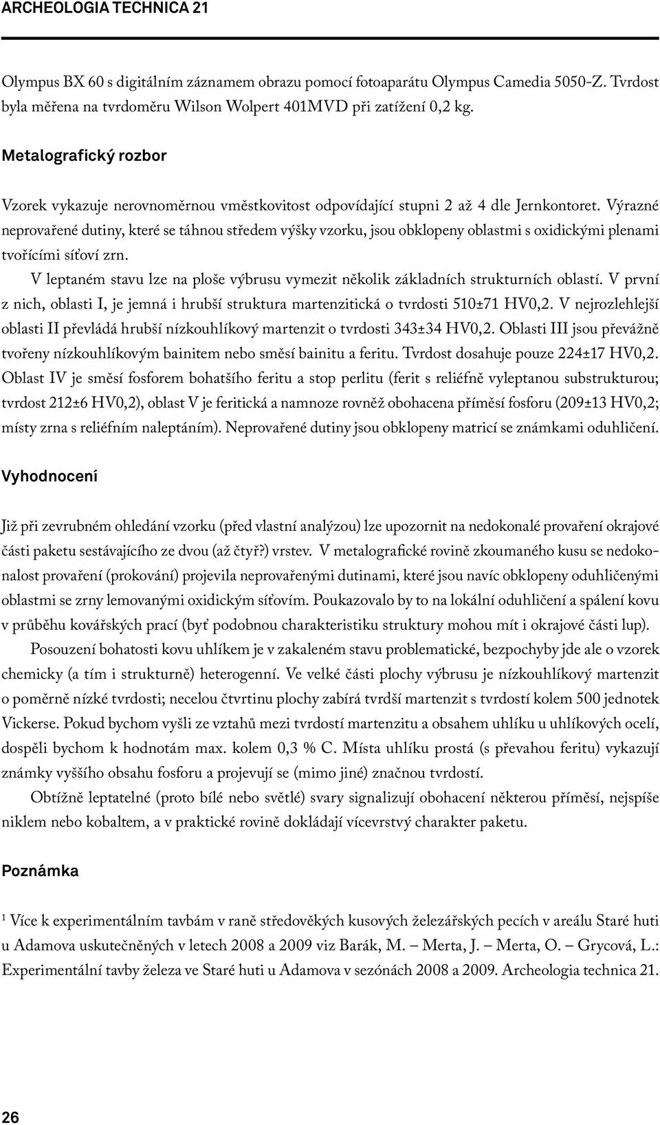 Výrazné neprovařené dutiny, které se táhnou středem výšky vzorku, jsou obklopeny oblastmi s oxidickými plenami tvořícími síťoví zrn.