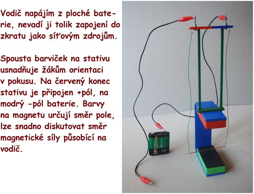 Spousta barviček na stativu usnadňuje žákům orientaci v pokusu.