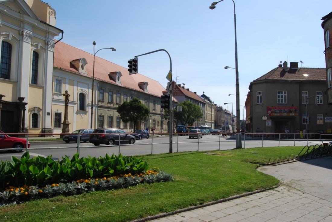 Zeleň naproti kostela sv.