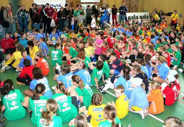 Vytančené kalorie bylo moţné doplnit výbornou zvěřinovou kuchyní za lidové ceny. Vyprodáno bylo do posledního místa. Závěrem lze říci, ţe spokojenost návštěvníků byla veliká a ples se vydařil. MLe T.