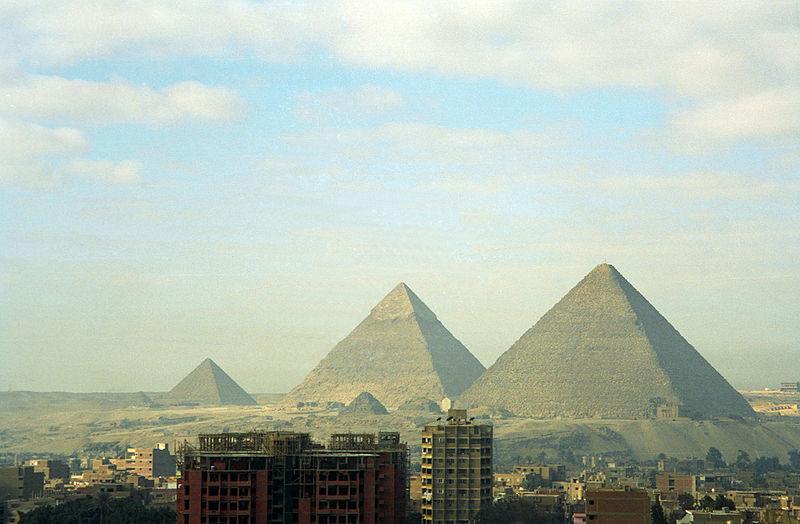 STAROVĚKÉ DIVY SVĚTA EGYPTSKÉ PYRAMIDY STAROVĚK c c b b b a a Jsou tím myšleny tři pyramidy v Gíze, za nejdůležitější a nejzajímavější je považována Velká pyramida = Chefrenova.