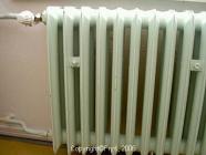 Vlákno žárovky má proto velkou vnitřní energii. Vlákno je ale malé má sice vysokou teplotu, ale odevzdává jen málo tepla. Radiátor ústředního topení má teplotu mezi 50 C a 60 C.