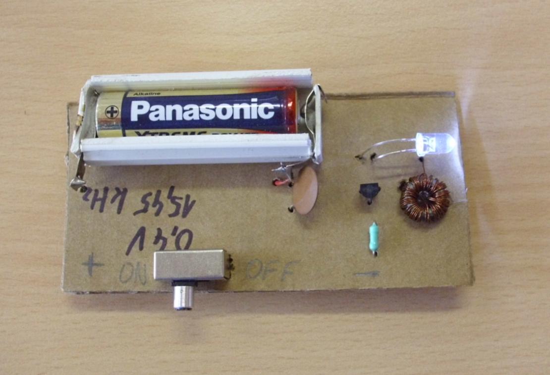 Zloděj joulů Bílá LED dioda má prahové napětí asi 2,5V a tedy při zapojení na 1,5V zdroj napětí protéká téměř nulový proud a dioda nesvítí.