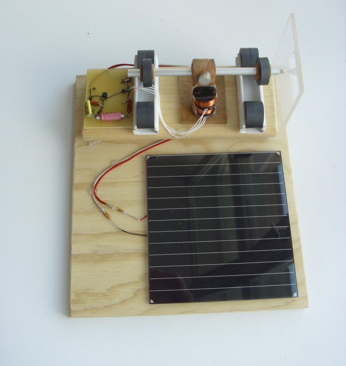Motor s levitujícím rotorem Rotor se vznáší na magnetickém polštáři a je opřený hrotem o svislou destičku (tím se omezuje tření). Na tyčce je připojen magnet.