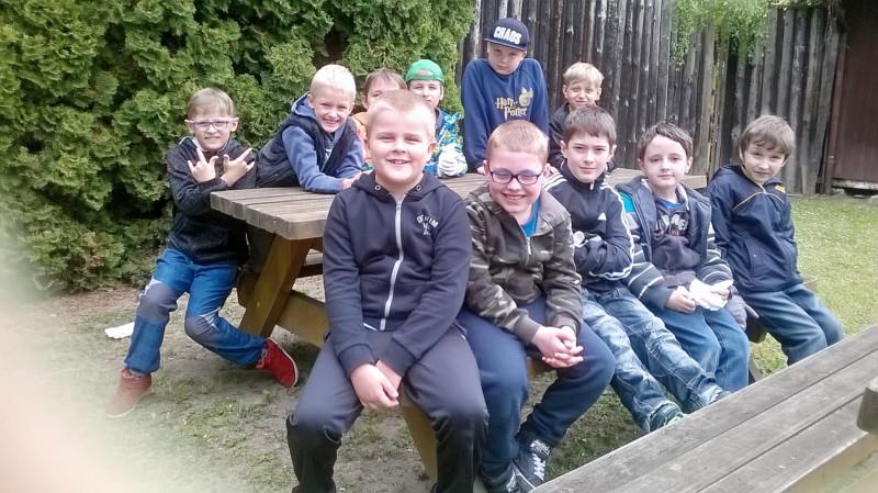 Ukliďme svět Ve středu 18. 5. se naše škola zapojila do akce,,ukliďme svět. Žáci vyššího stupně šli na pomoc čistotě města uklidit okolí Stříbrného jezera.