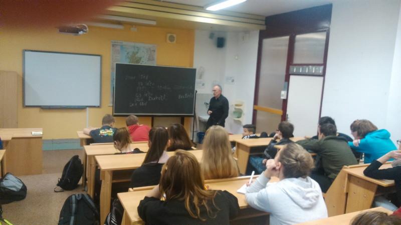o sovětské tanky se opíral normalizační režim, který devastoval zemi, komplikoval a ničil občanům životy, vedl k masivní emigraci. V hodinách VOZu se žáci tímto tématem zabývali a diskutovali o něm.