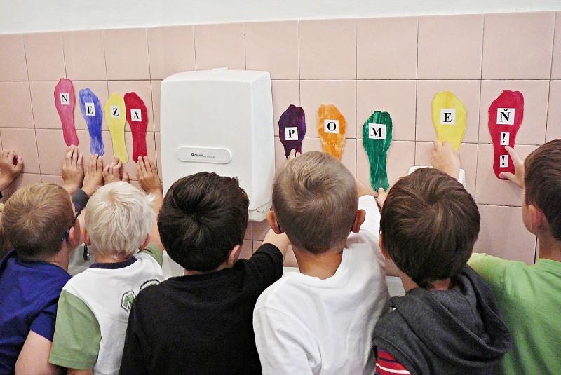 Potom bakterie nalepíme na dveře od toalet. Aktivita č. 4 : Zavři mě, spláchni mě! Motivujeme děti hravou formou k tomu, aby vždy po použití toalety zaklaply poklop a desku toalety.