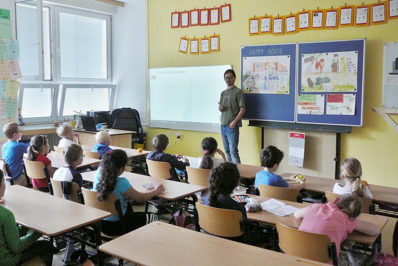 Zdravá výživa Ve čtvrtek 9. 6. jsme měli zajímavou přednášku na téma Zdravá výživa. Formou poučné prezentace nás s touto problematikou přišel seznámit dětský lékař MUDr. Jan Uhlíř.