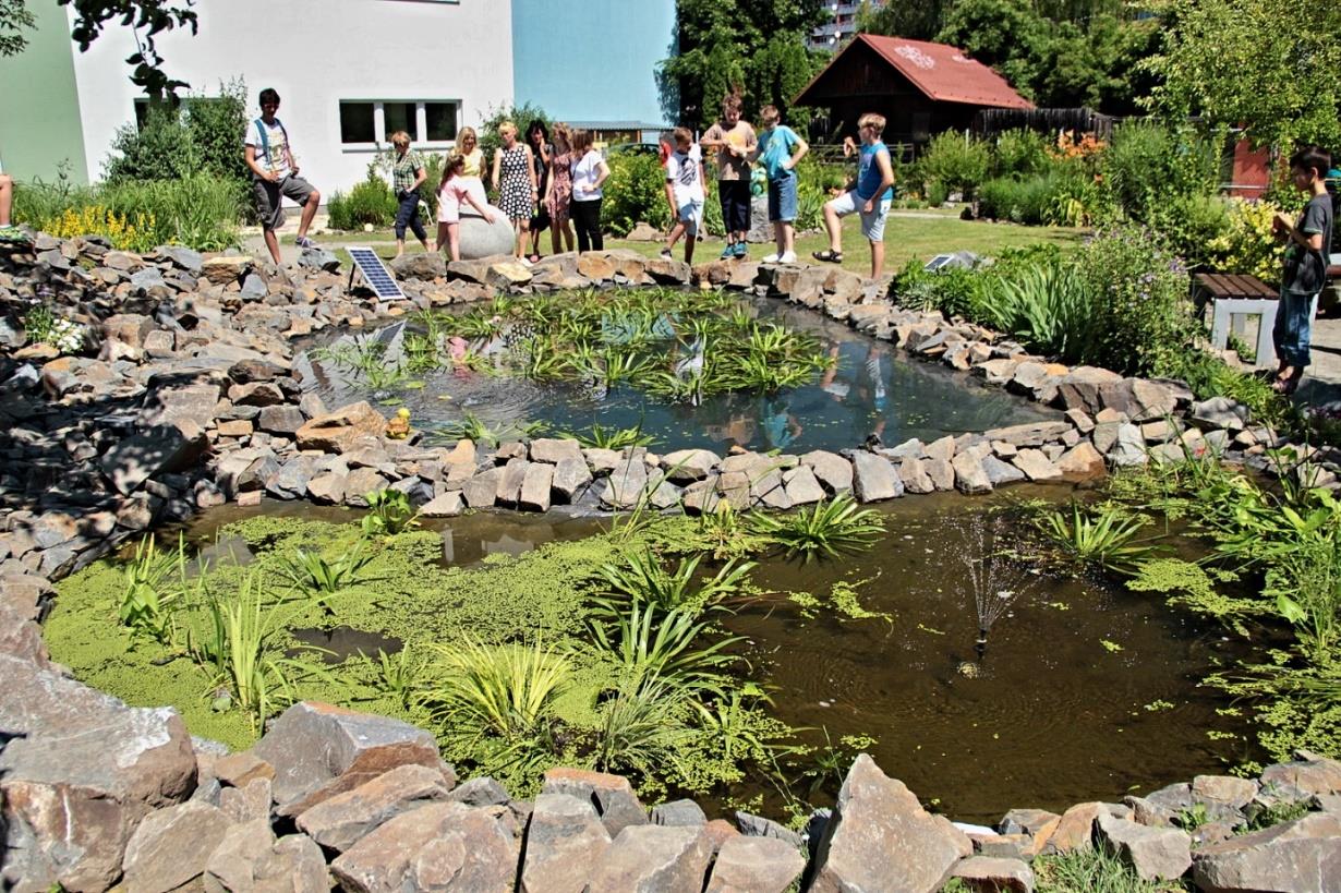Nové prvky školní zahrady V arboretu nově vzniklo badatelské centrum, netradiční hmyzí hotel, nové záhony plné hmyz lákajících rostlin, školní badatelský koutek a naučné tabule.