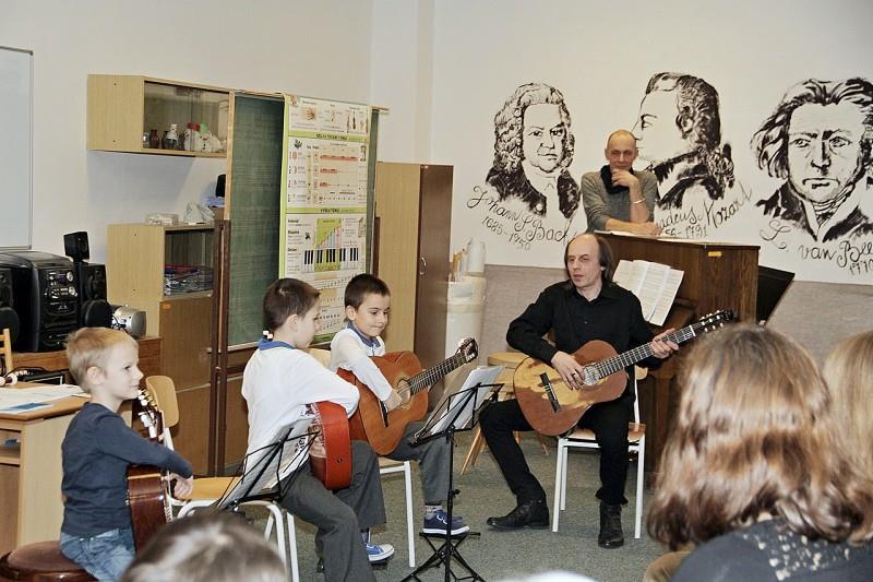 Základní umělecká škola s.r.o., Dvořákův okruh 21, Krnov Poskytuje našim žákům vzdělávání v oborech hudební a literárně dramatický a taneční.