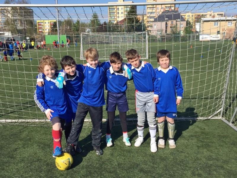 Mc Donald s Cup 1. 3. tříd Zelený trávník, míč, dres, kopačky. Odhodlání a očekávání v očích malých fotbalistů bylo vidět všude na celém fotbalovém hřišti u všech hráčů.