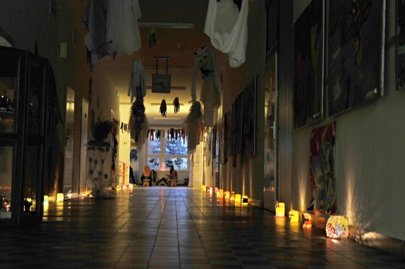 Noc bludiček Ve čtvrtek 5. listopadu proběhl již pátý ročník strašidelné školy, letos pod názvem Noc bludiček.