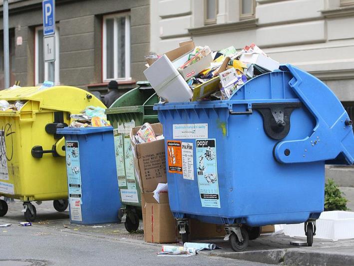 Dnešní problémy odpadového hospodářství OBČANÉ NEPOŘÁDEK v okolí kontejnerových stání PŘEPLNĚNÉ KONTEJNERY vždy, když je