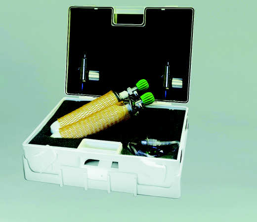 Dimensioni: 445x320x150 mm. Resuscitating set in ABS container with fixing support, complete with: 0.