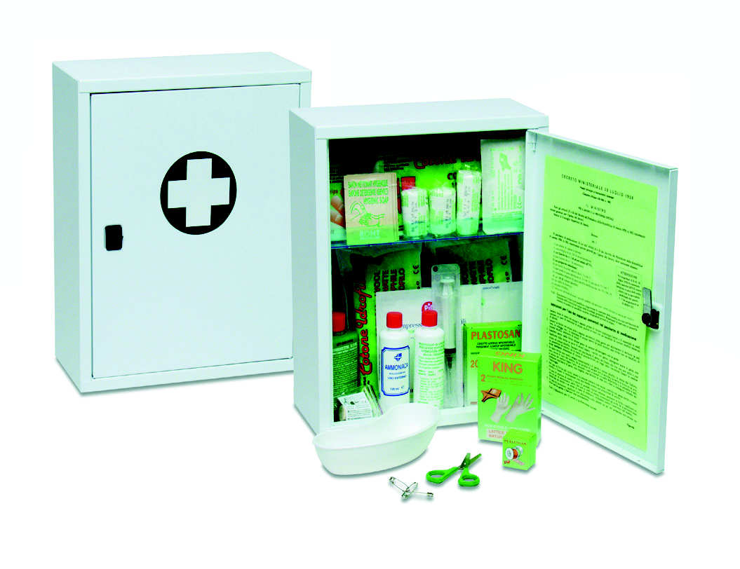 ARMOIRE À PHARMACIE Armoire à pharmacie, porte et corps en métal, revêtement blanc, fermeture à clé, pour 6 personnes.