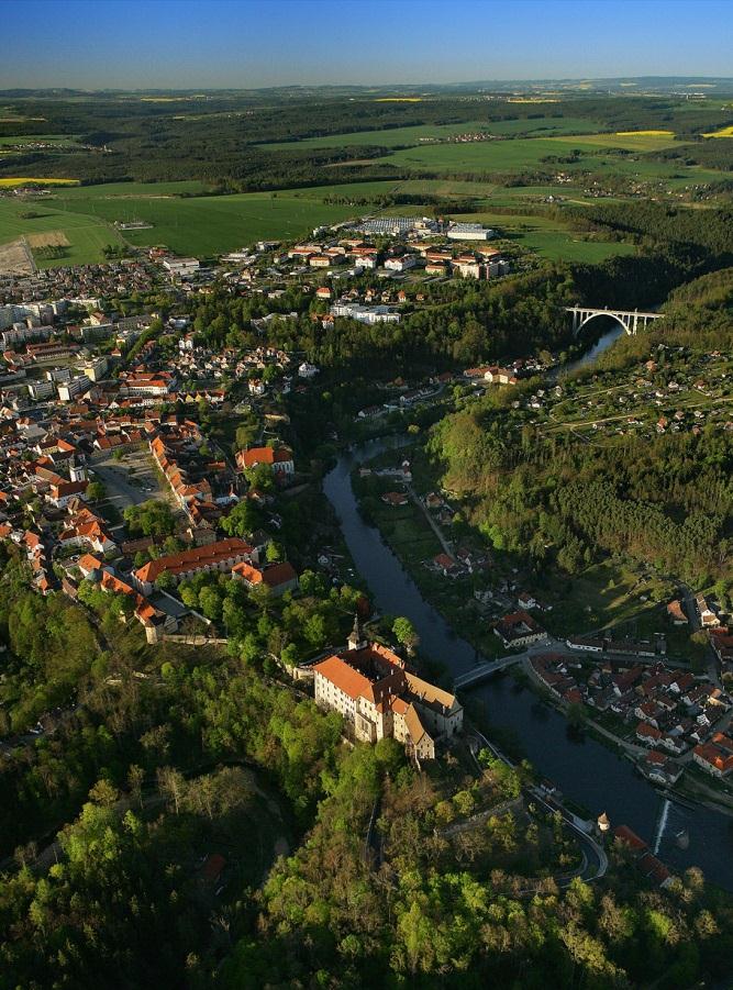 Lokalita a dopravní spojení Bechyně leží v srdci jižních Čech, v kraji rybníků a krásných lesů, který je rájem pro milovníky historických památek a