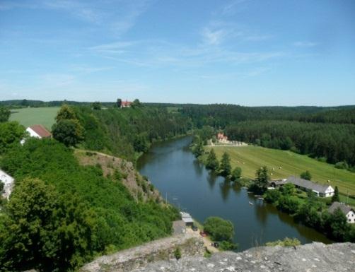 Zrícenina hradu Dobronice Zřícenina hradu Dobronice se tyčí na skalnatém ostrohu nad řekou Lužnicí v nadmořské výšce 440 m, 6 km od města Bechyně.